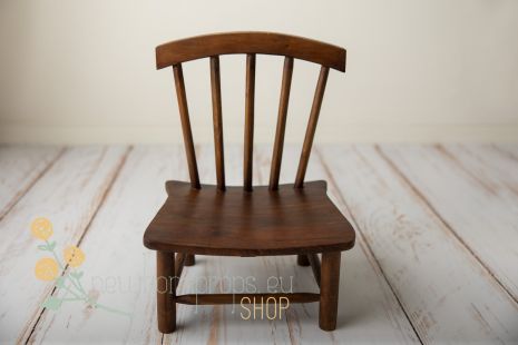 Niskie krzesłko z drewna - brązowe